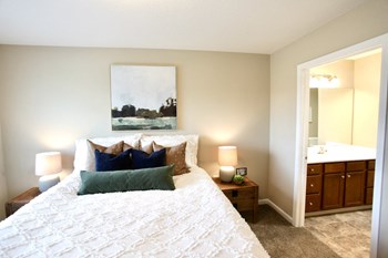 Crestwood 2nd Bedroom Laurel Bluff Apartments Reynoldsburg, Ohio - Photo Gallery 3