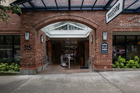 The entrance to a building with a sign that reads "Naturopate".