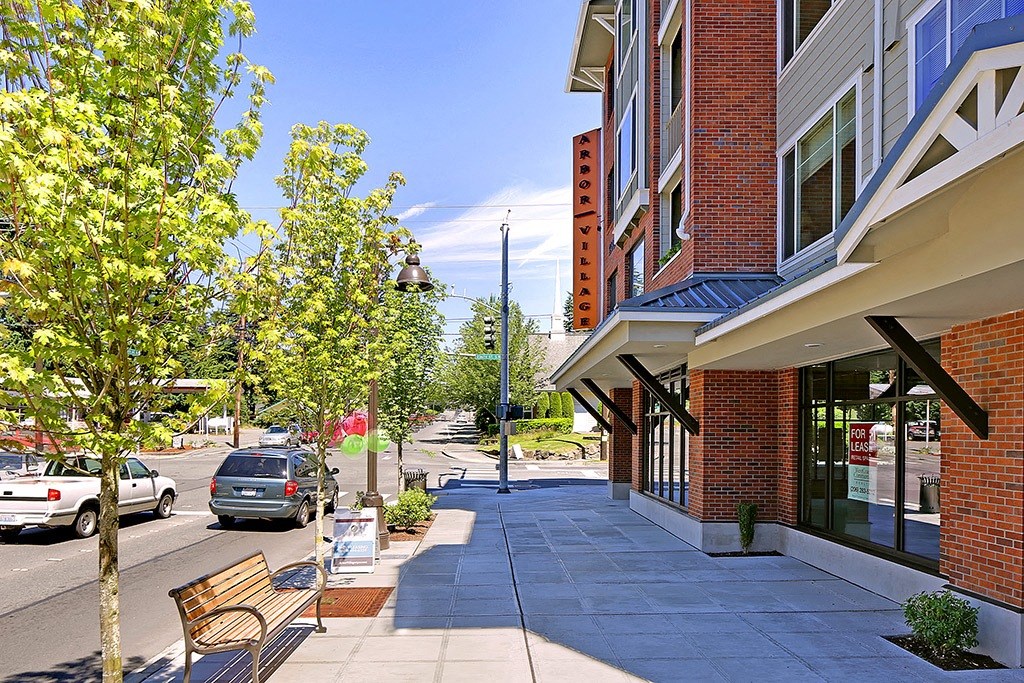 a sidewalk in front of a building on a city street