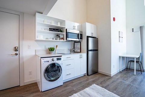 Loft Kitchen, W/D, Full refrigerator
