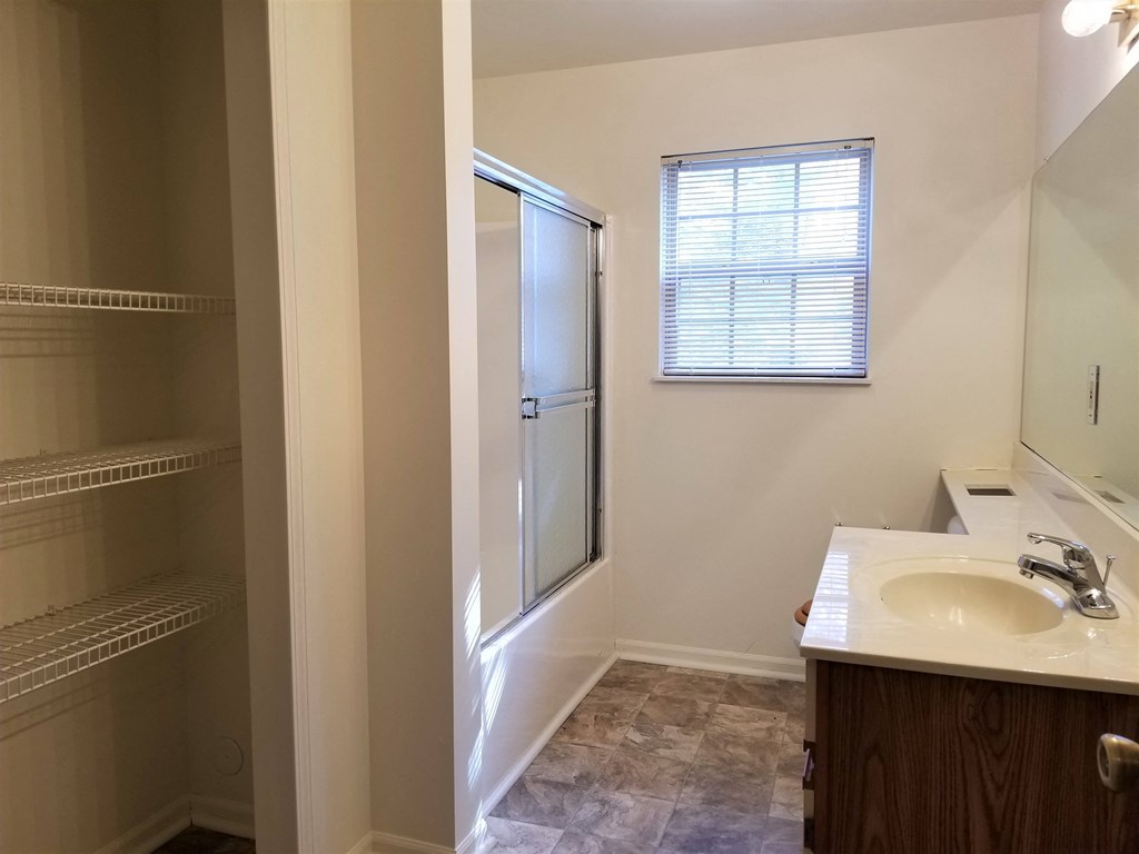 birchwood pointe apartments bathroom 1bed