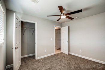 1376 Custer Ave SE 2-3 Beds Apartment for Rent - Photo Gallery 11