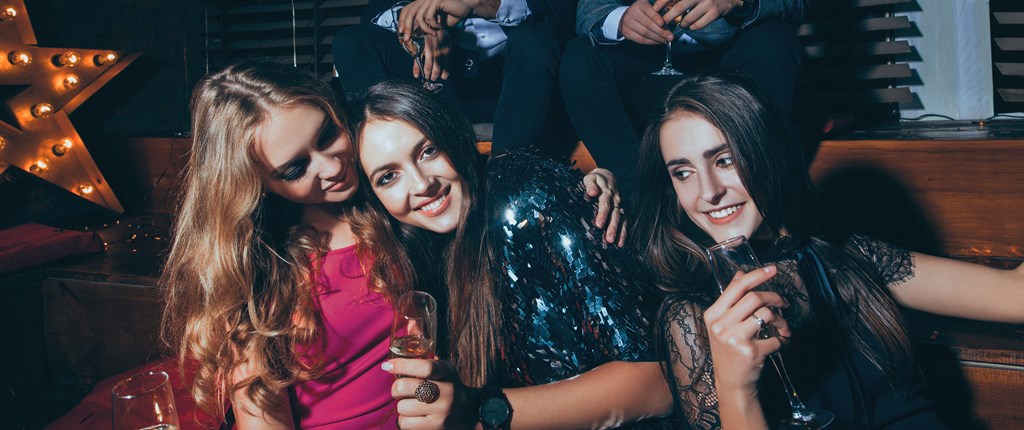 3 ladies hanging out at a club