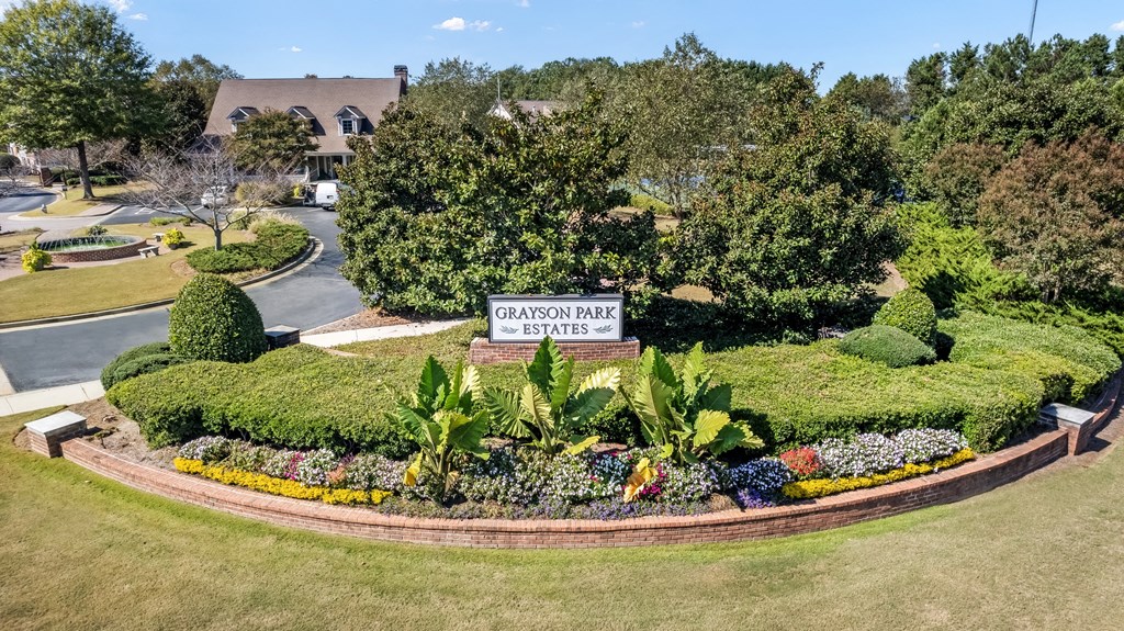 Signage And Garden at Grayson Park Estates, Grayson