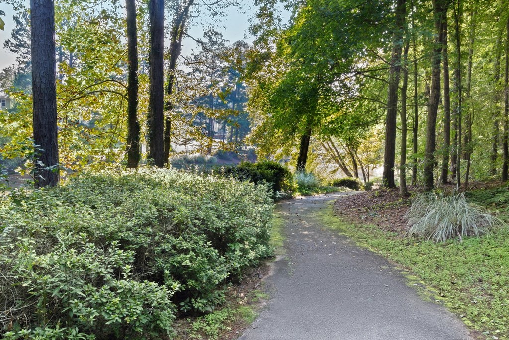 walking trails around laken at Lullwater at Calumet, Georgia