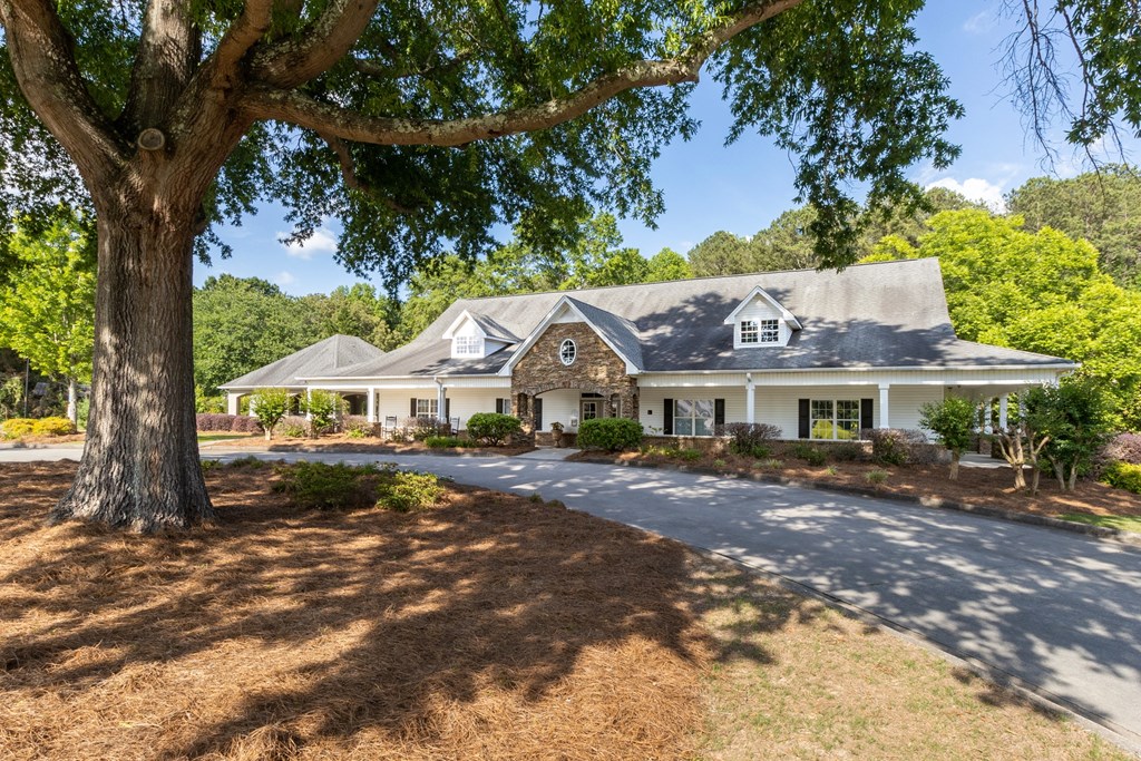 additional photo for property listing at chic digs with room to stretch out in the village 22 car