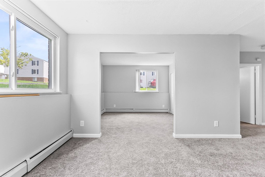 the living room and dining room at Eagle Pointe New London