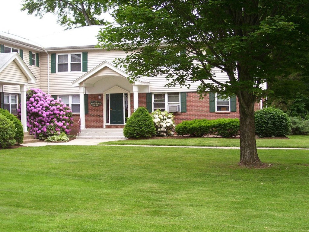 Property exterior at Griswold Gardens in Glastonbury, CT, 06033