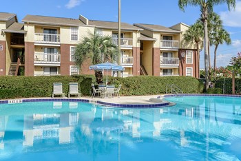 Park Avenue Apartments Tampa Florida Sunny Pool Day View towards Buildings - Photo Gallery 8
