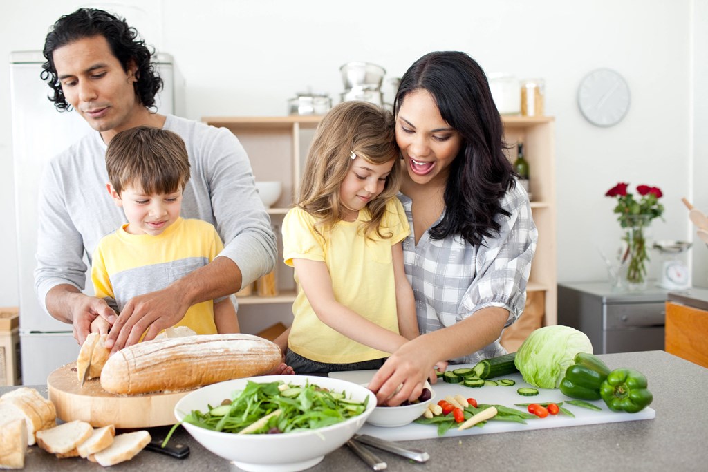 family preparing dinner together