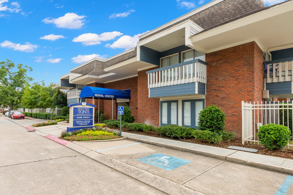 A building with a sign that says "TONTI" in front of it.
