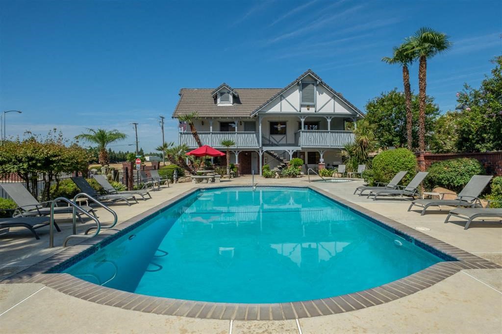 Swimming Pool With Relaxing Sundecks at Oxford Park Apartments, California, 93720