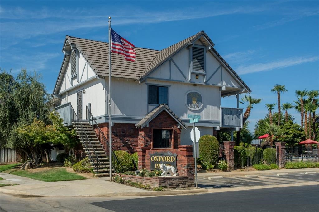 Apartment Exterior at Oxford Park Apartments, California, 93720