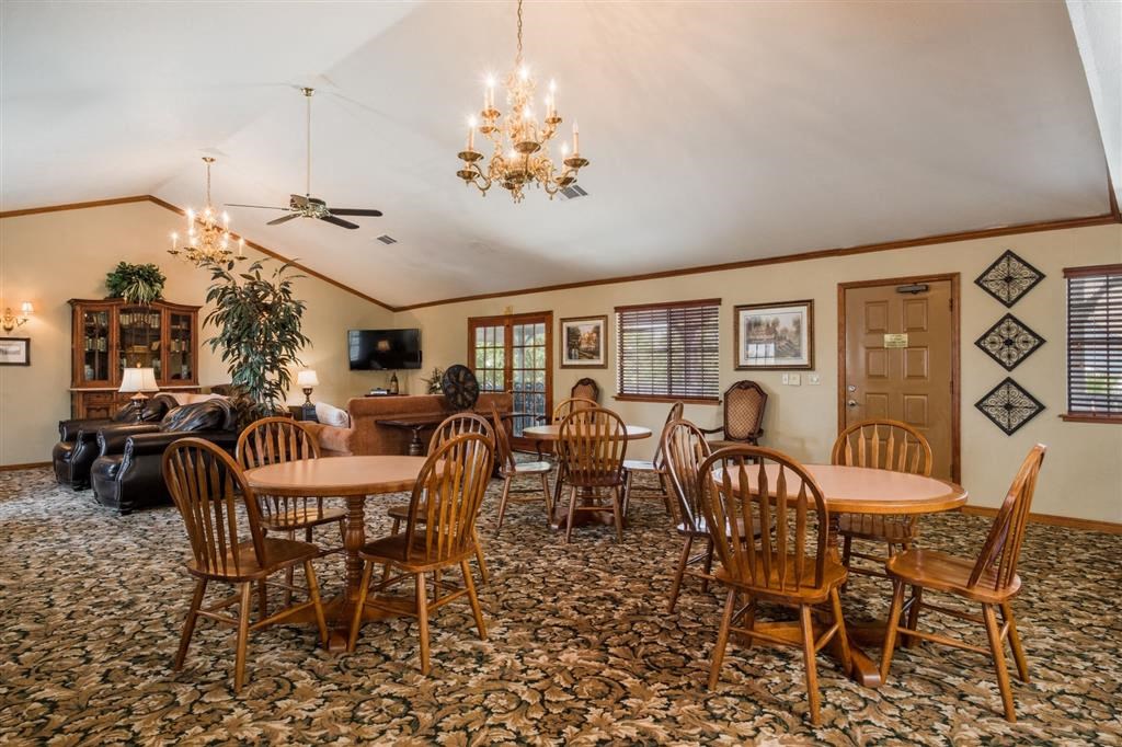 Clubhouse Resident Lounge at Oxford Park Apartments, Fresno, 93720