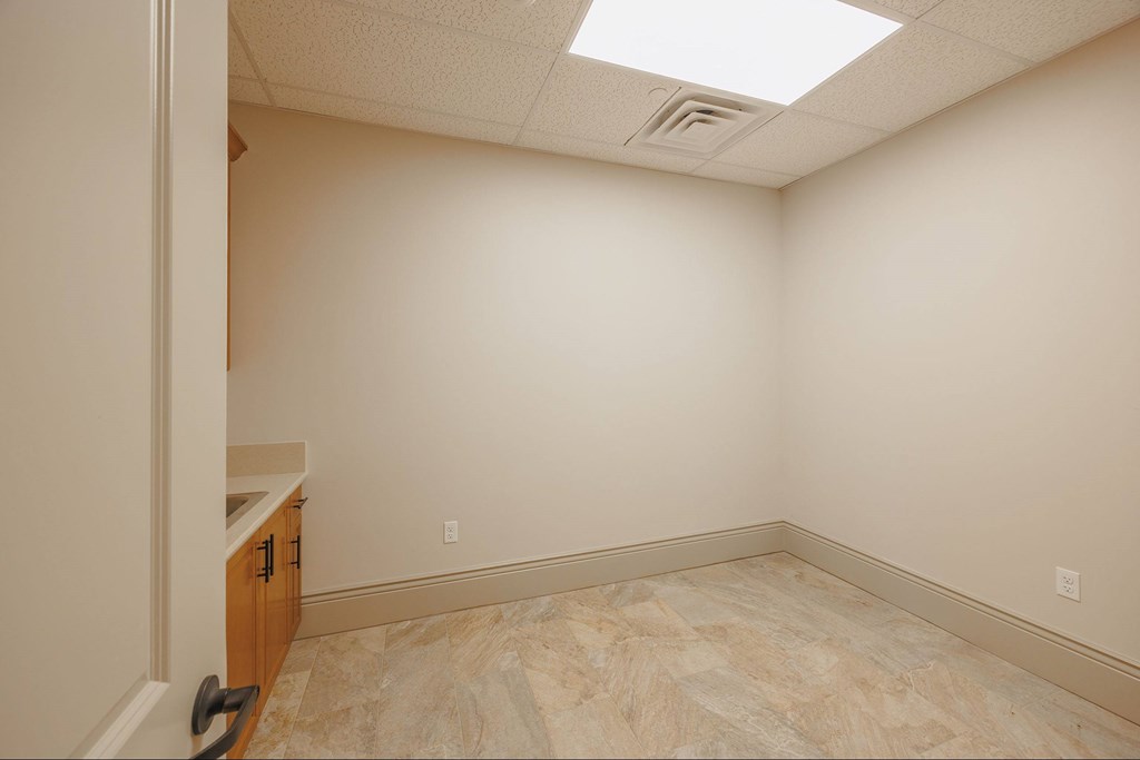 Carpeted Floor at The Villas at Ellis Manor, Fresno, CA 93720