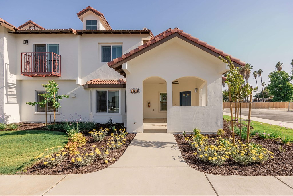 Courtyard Walking Path at The Villas at Ellis Manor, Fresno, 93720