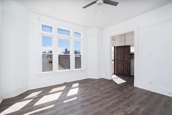 1012-1016 N. Oregon Street 1 Bed Apartment for Rent - Photo Gallery 4