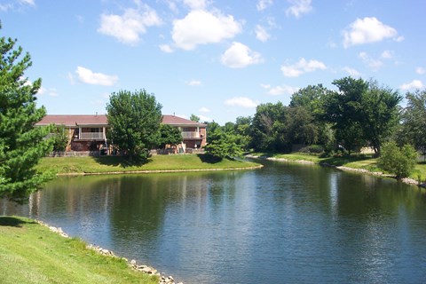 Exterior Image of Waterford Court Lake