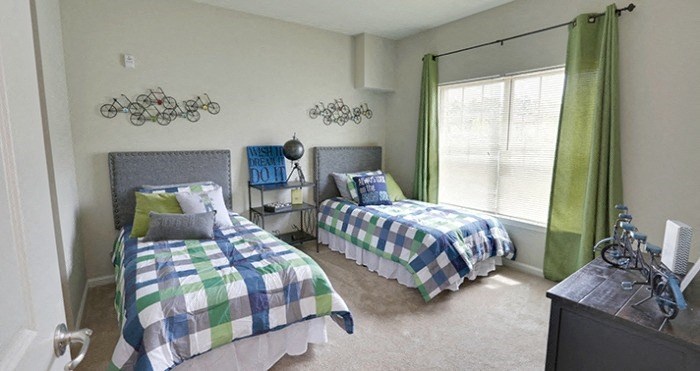 decatur affordable family apartment a bedroom with two twin beds and green curtains