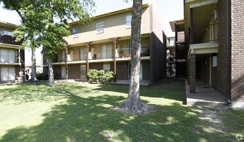 Grassy Area at Cleary Pointe Apartments, Metairie, LA