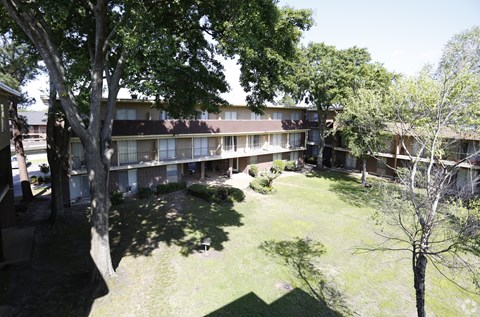 Outdoor Garden Space at Cleary Pointe Apartments, Metairie, 70001