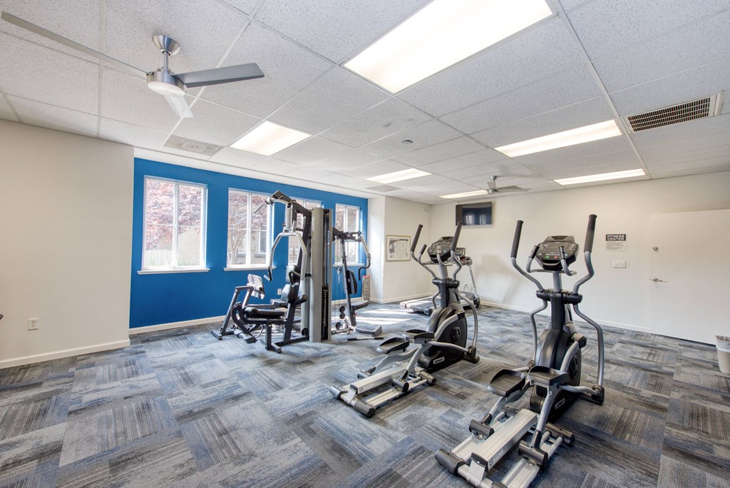 1 weight machine - 2 elliptical machine - 2 treadmills