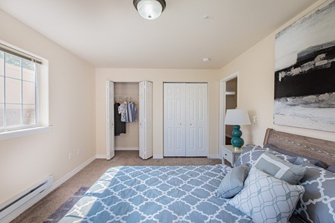 a bedroom with a bed and a closet with closets  at Quail Springs, Washington