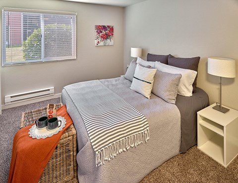 the preserve at ballantyne commons apartments bedroom with bed at Quartz Creek, Mountlake Terrace, Washington