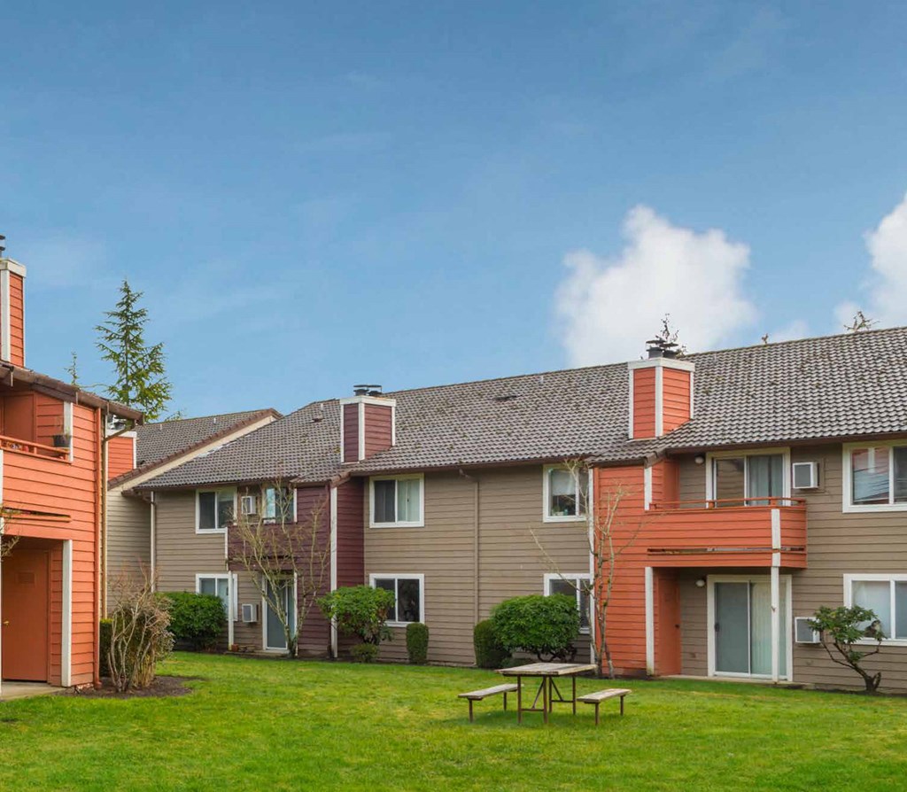 a group of apartments with a picnic table in the yard at Quartz Creek, Washington