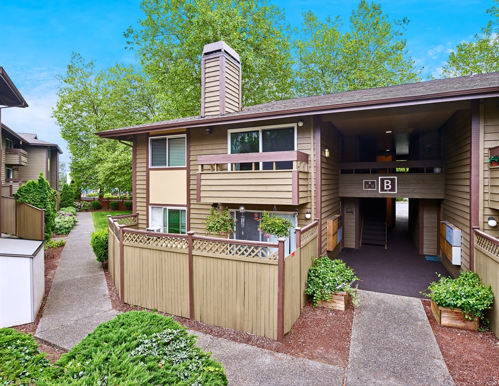 Apartments in Renton, WA, walkway with manicured landscaping