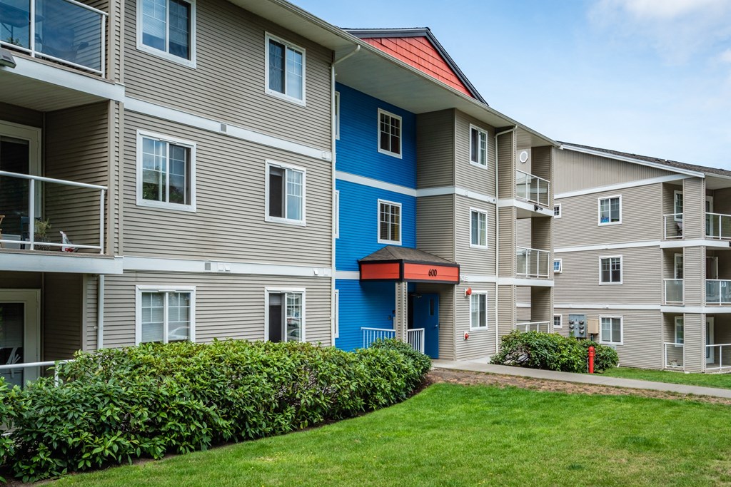 Apartment Exterior at Sky Vue, Bellingham, 98229