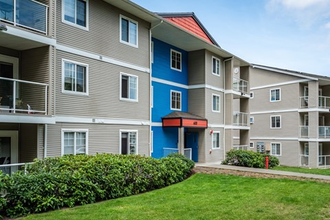 Apartment Exterior at Sky Vue, Bellingham, 98229