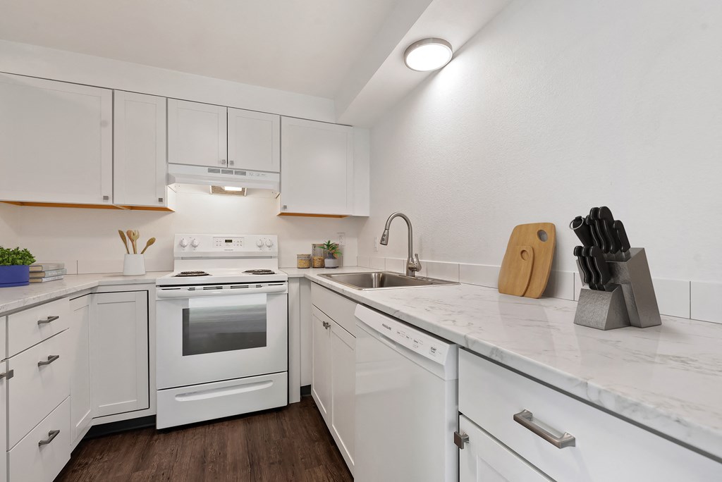the preserve at ballantyne commons apartment kitchen