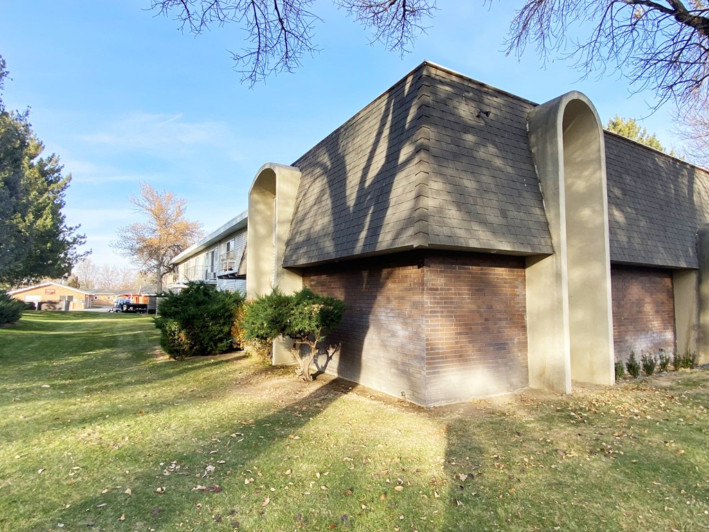 Laurel Park Apartments exterior, green manicured grass, landscaping, trees.at Laurel Park, Idaho