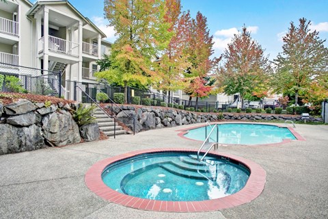 Swimming pool and spa at Sunrise Lane Apartments in Everett WA