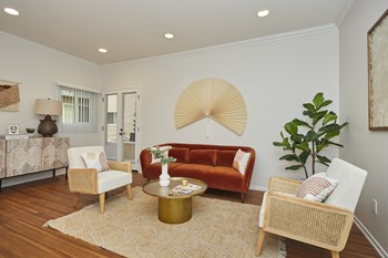 Living area with white walls and tasteful decorative pieces in neutral tones - Photo Gallery 15
