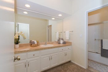 Bathroom Spacious, bright bathroom with plenty of counter space and large mirror - Photo Gallery 6