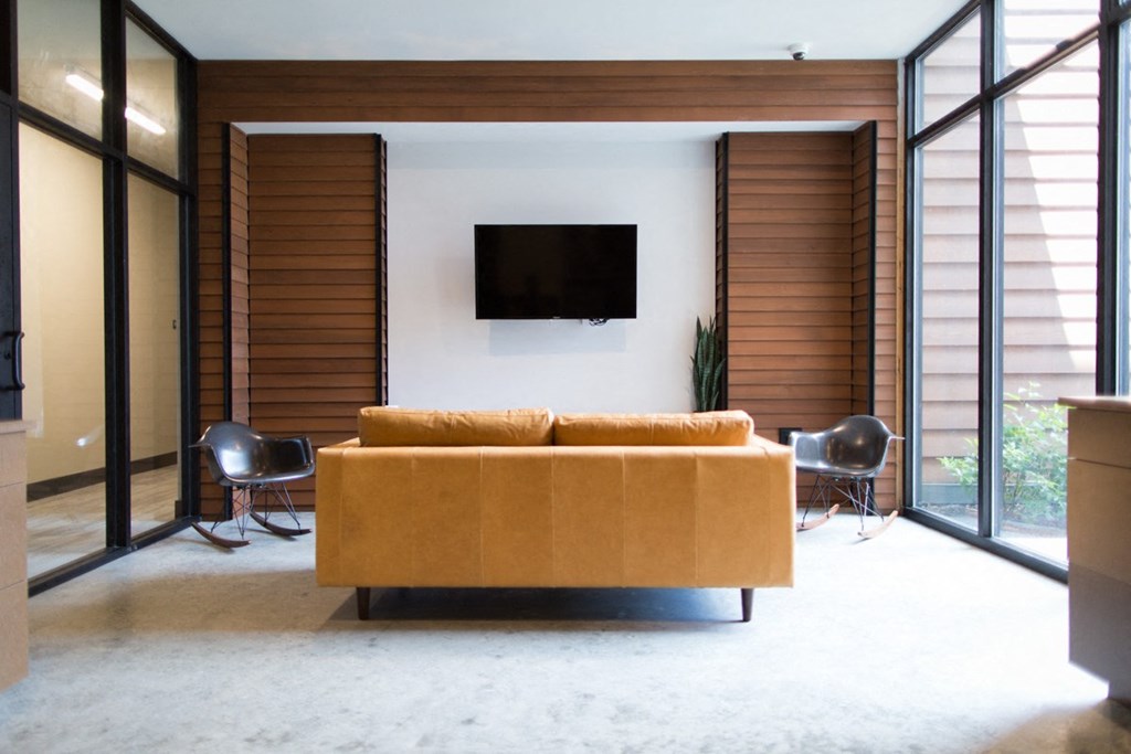 lounge with couch and TV at Pinnex, Indiana