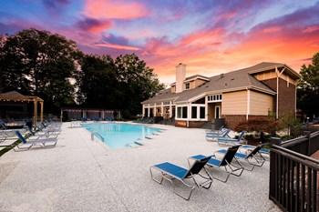 swimming pool at sunset - Photo Gallery 3