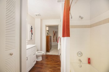 bathroom in two bedroom apartment - Photo Gallery 40