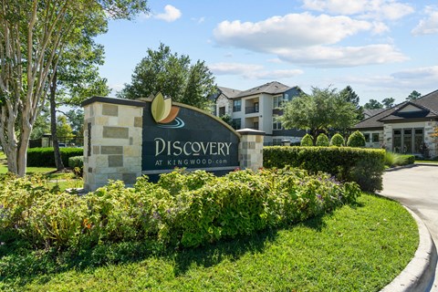 the sign for discovery at kirkcaldy park in front of a building