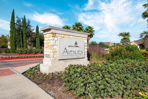 the sign at the entrance to theavenues apartments