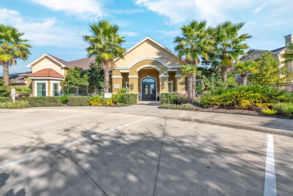 Exterior Landscape at Avenues at Tuscan Lakes, League City