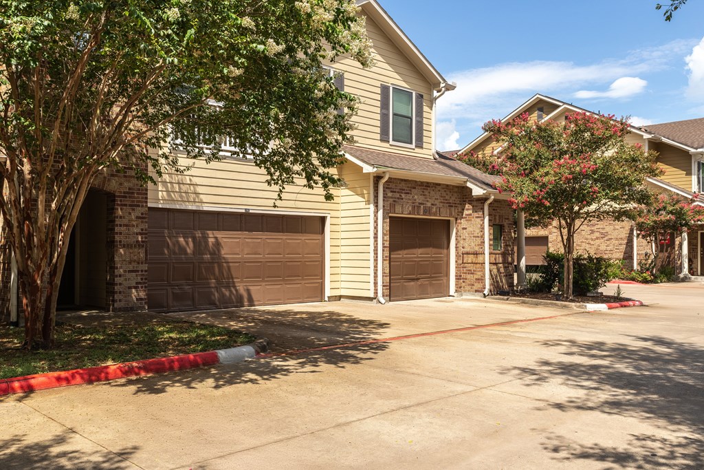 Residential area with houses and trees at Grand Villas at Cinco Ranch, Katy