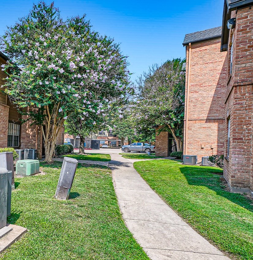 Courtyard Walking Path at River Pointe, Texas, 77304