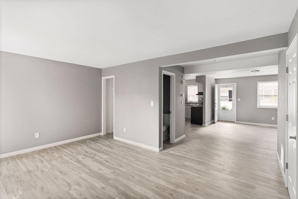 Spacious Living Area at Spring Creek Townhomes Apartments, Springfield, IL