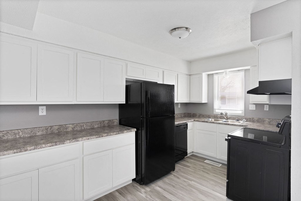 Fully Furnished Kitchen at Spring Creek Townhomes Apartments, Springfield