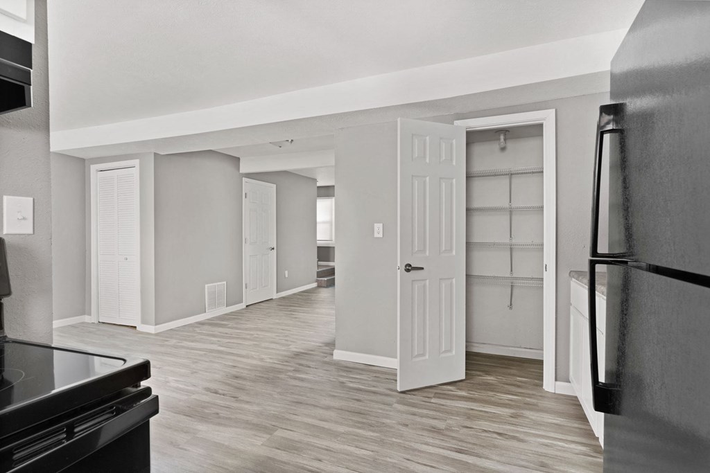Kitchen at Spring Creek Townhomes Apartments, Springfield, IL