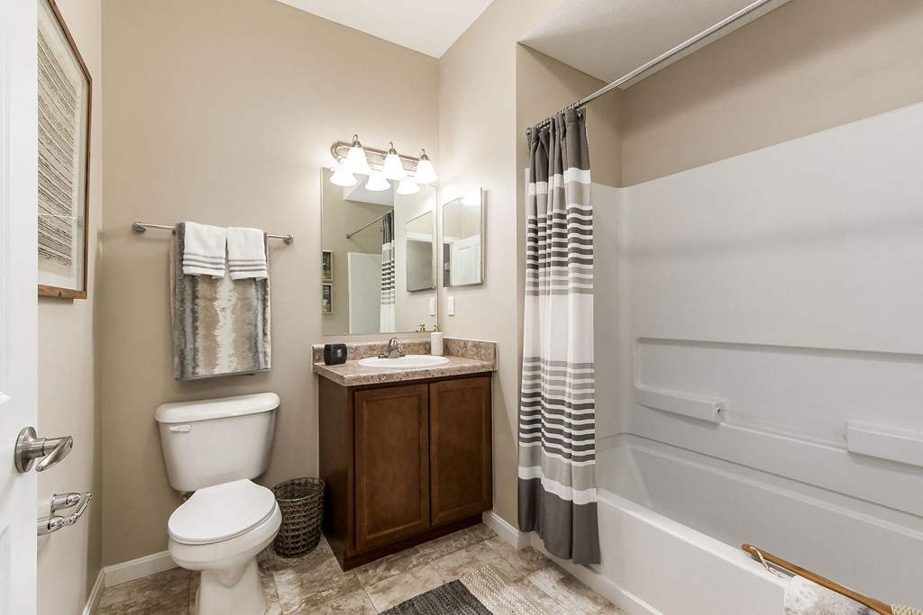 bathroom with tub at The Greyson, Hilliard, OH, 43026