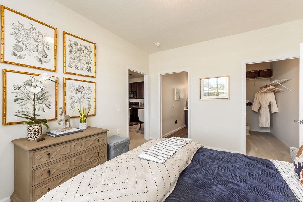 bedroom with view of closet at Overland Park, Pickerington, Ohio